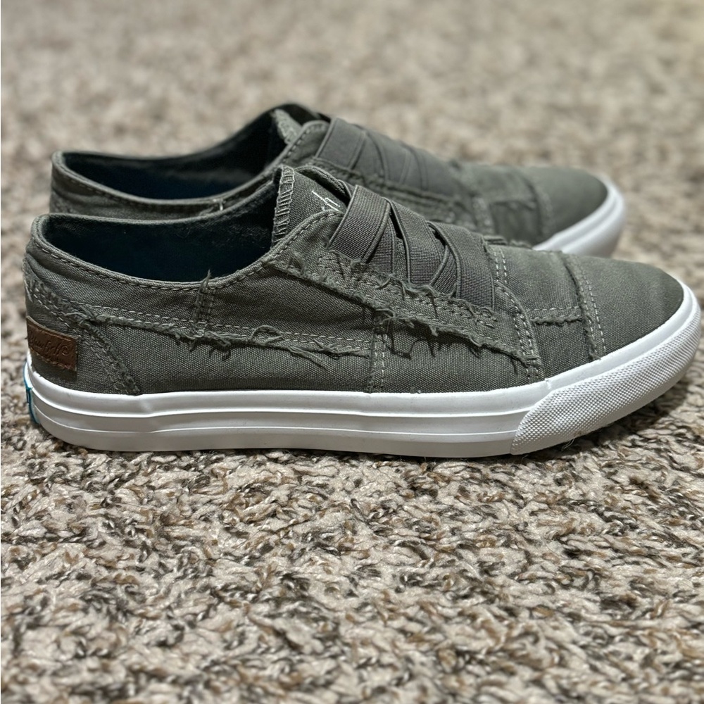 Blowfish Malibu slip on tennis shoes women’s size 8